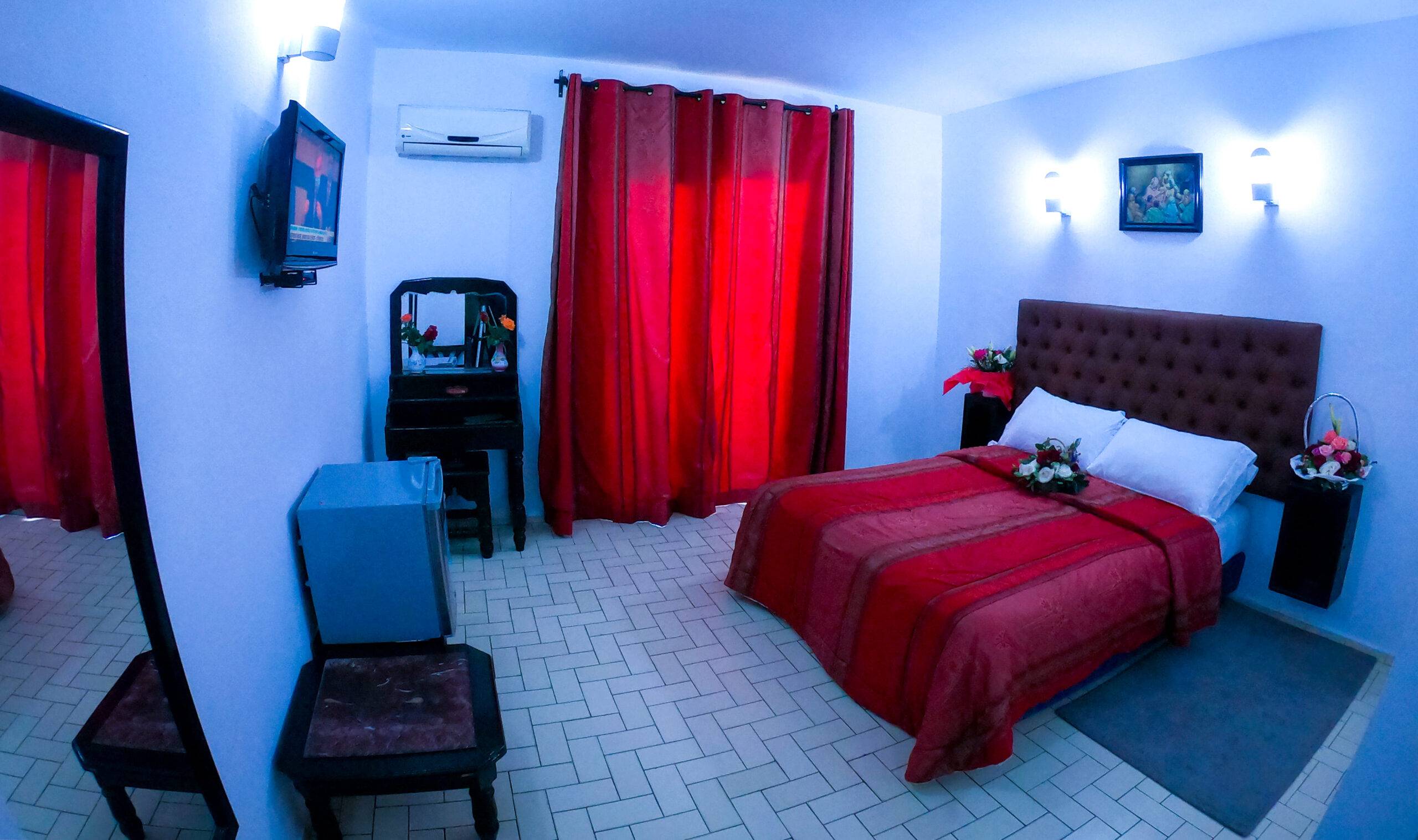 Chambre Simple Hôtel Amalay Marrakech avec lit queen-size et décoration marocaine